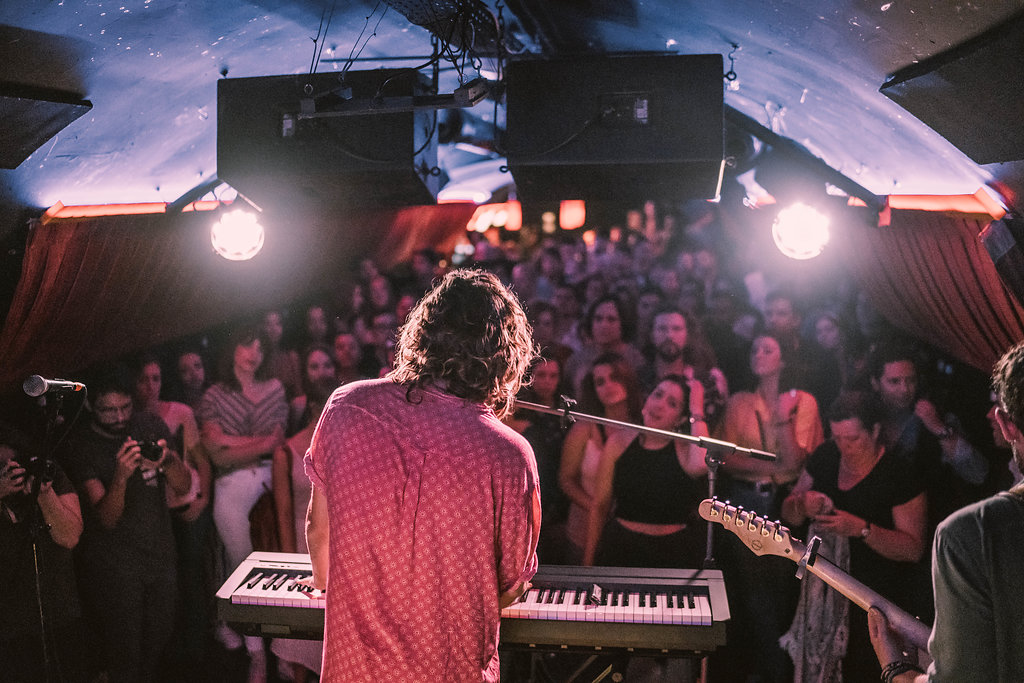 Miguel Iglesias: «Este primer disco habla sobre la distancia»