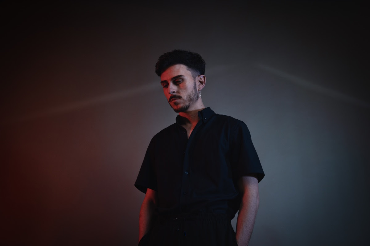 Sucumbimos al efecto Sienna con su nuevo single, «Se me para el tiempo»