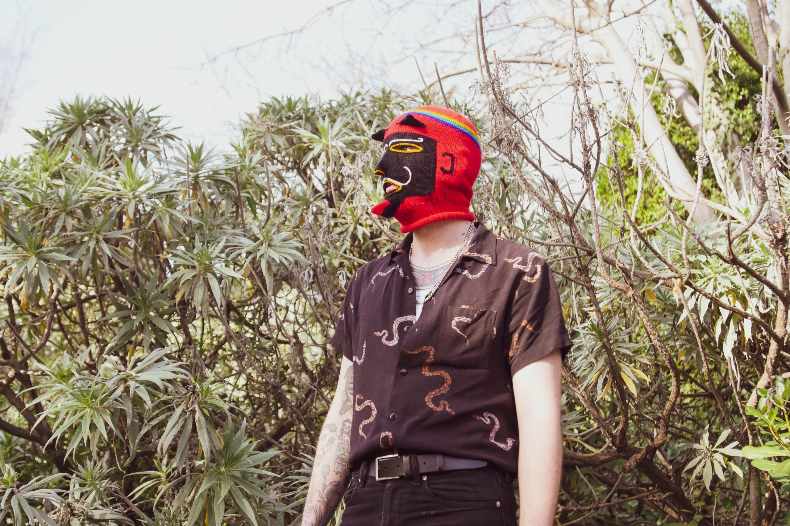 El Chvnco regresa a ritmo de cumbia con su nuevo single, «En mi ataúd»