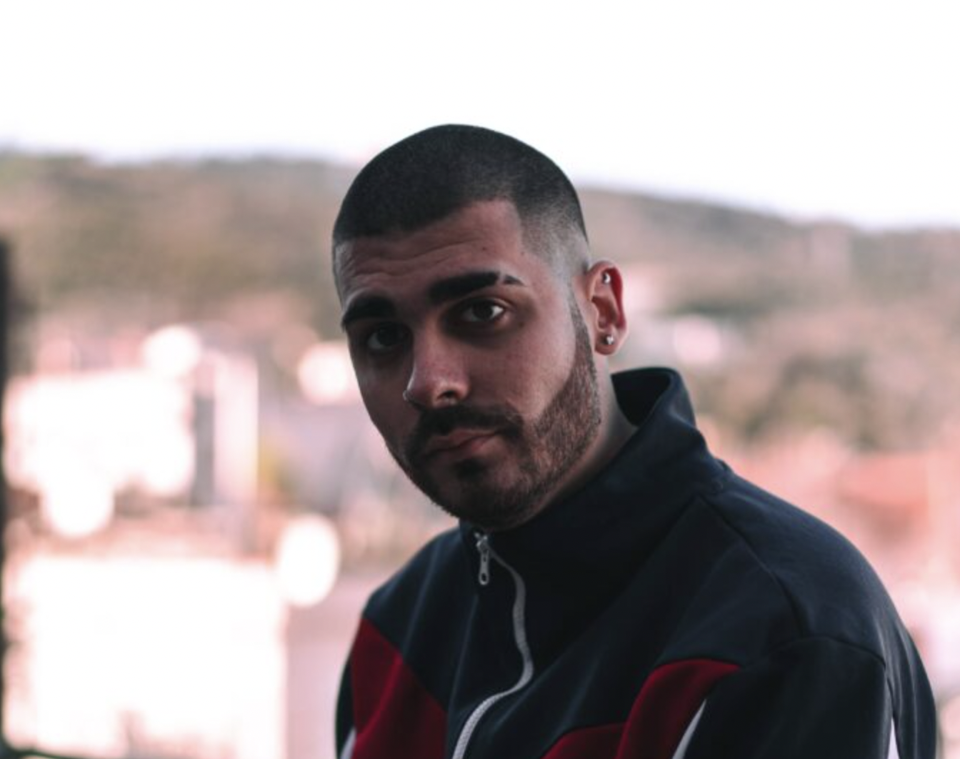 El artista barcelonés LGR publica su segundo poemario, «Fuego disuasorio»