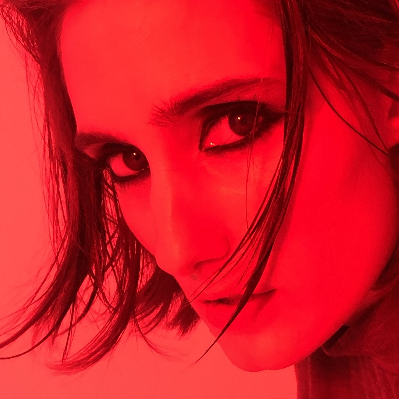 Tina Escribano nos da voz y reflejo a todas en su nuevo single, «Al espejo»
