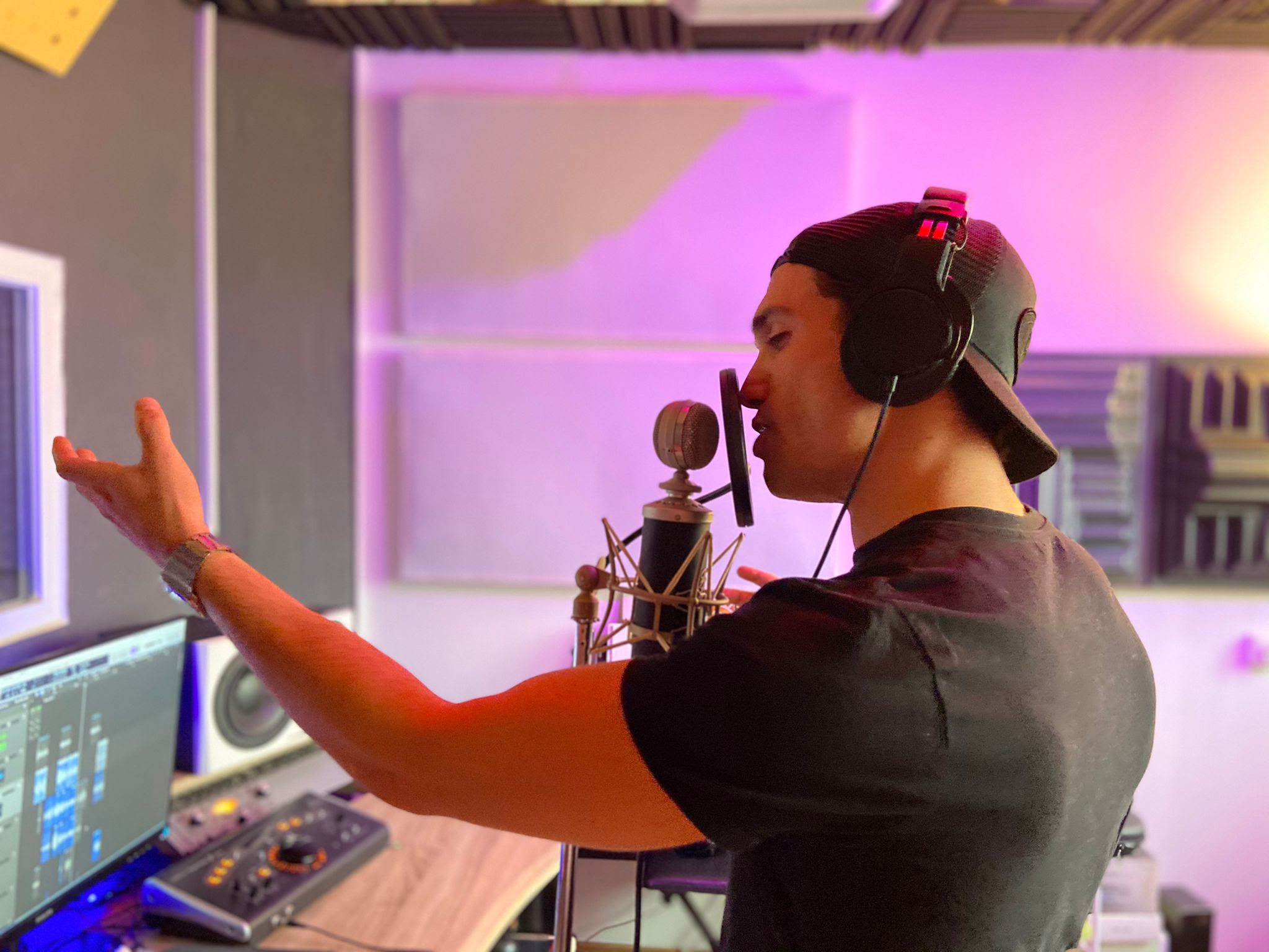 Jaime Lorente pega el gran salto a la música y lanza su primer single, «Saturday»