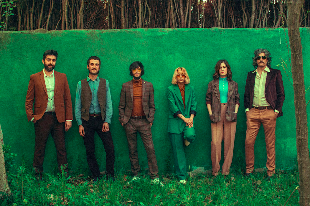 El efecto Rufus T Firefly nos invade de nuevo con su nuevo single, «Polvo de diamantes»