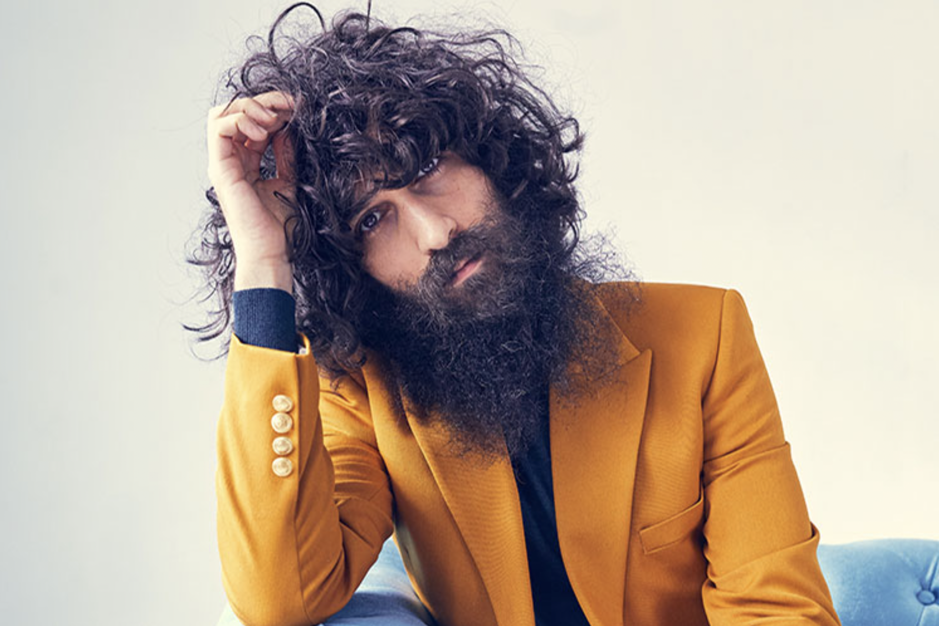 Ángel Stanich arrasa con su delirante nuevo álbum, «Polvo de battiato»