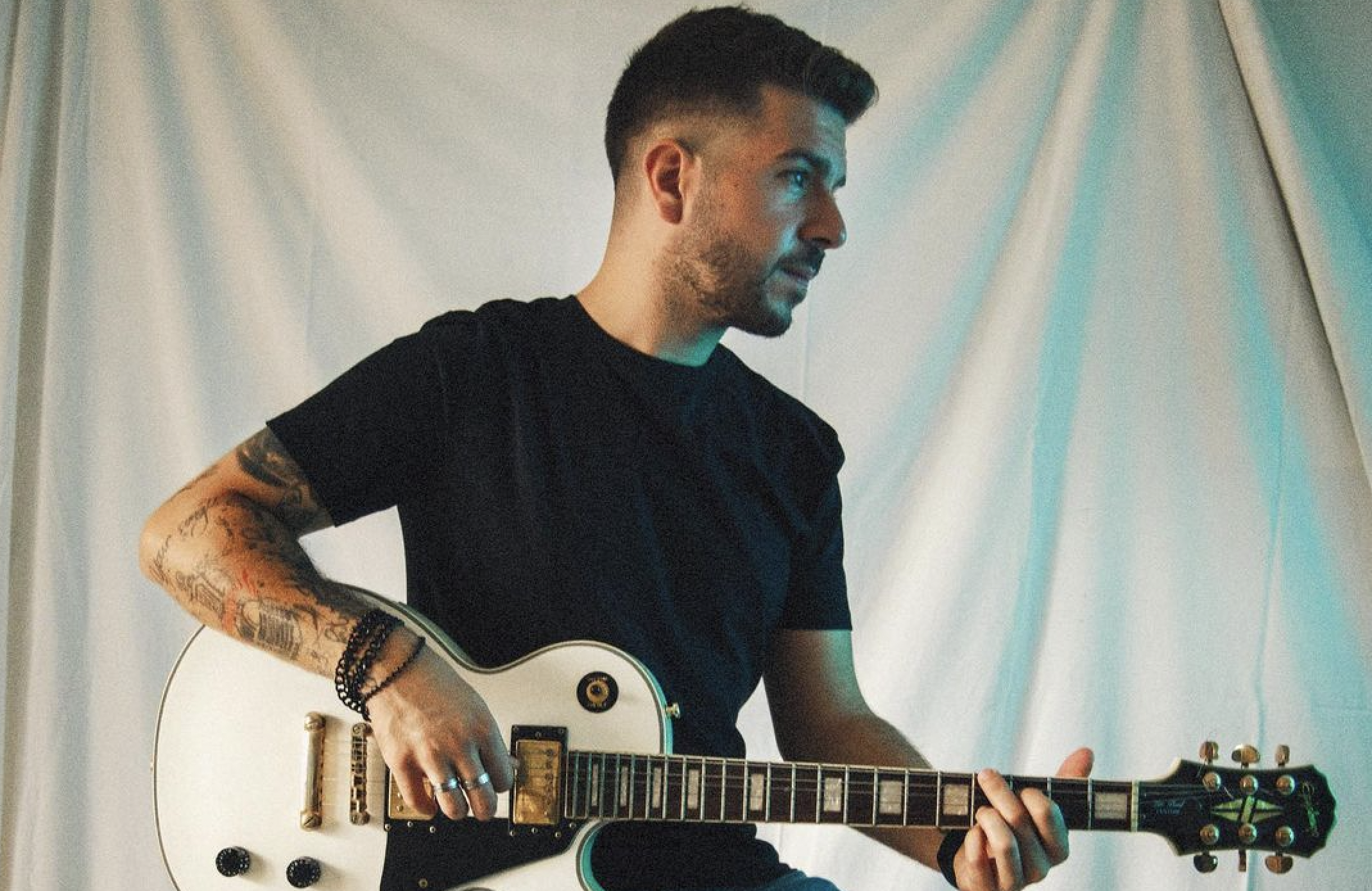 Álvaro Hernández nos presenta su nuevo tema, «Sin motivo»