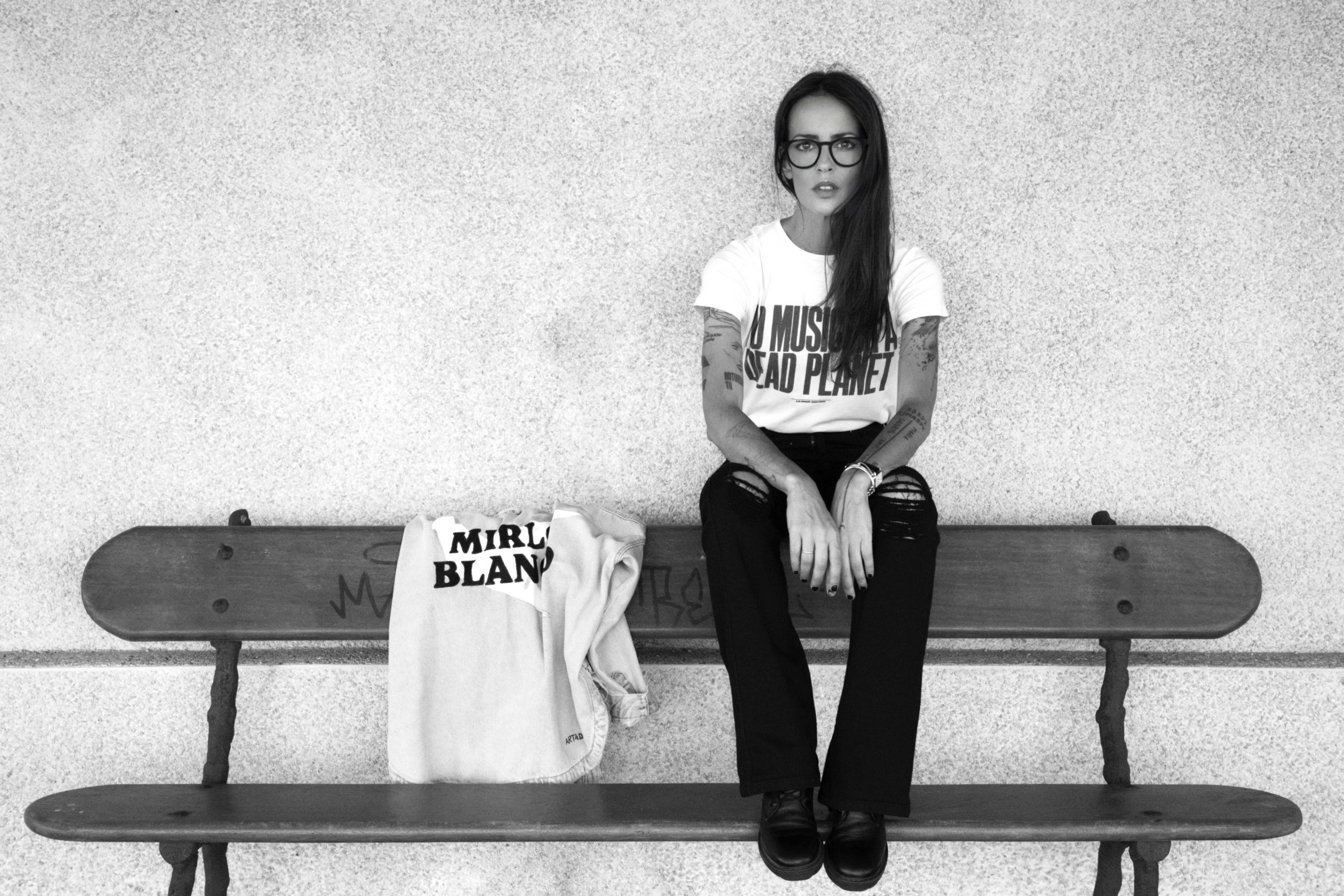 Vega alza el vuelo con su nuevo álbum, «Mirlo Blanco»