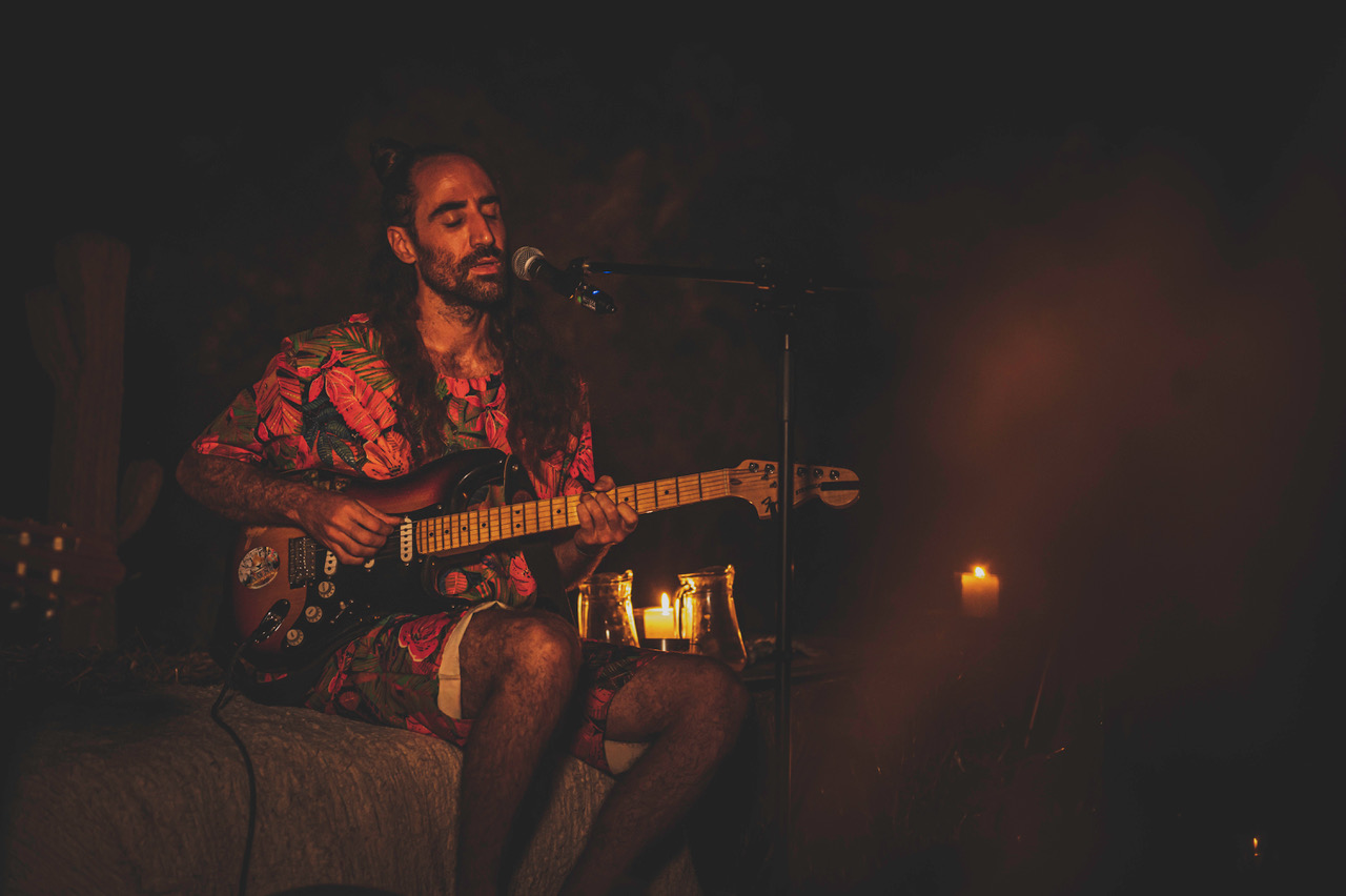 Álex Serra regresa a escena para regalarnos su nuevo single, «Vuyani»