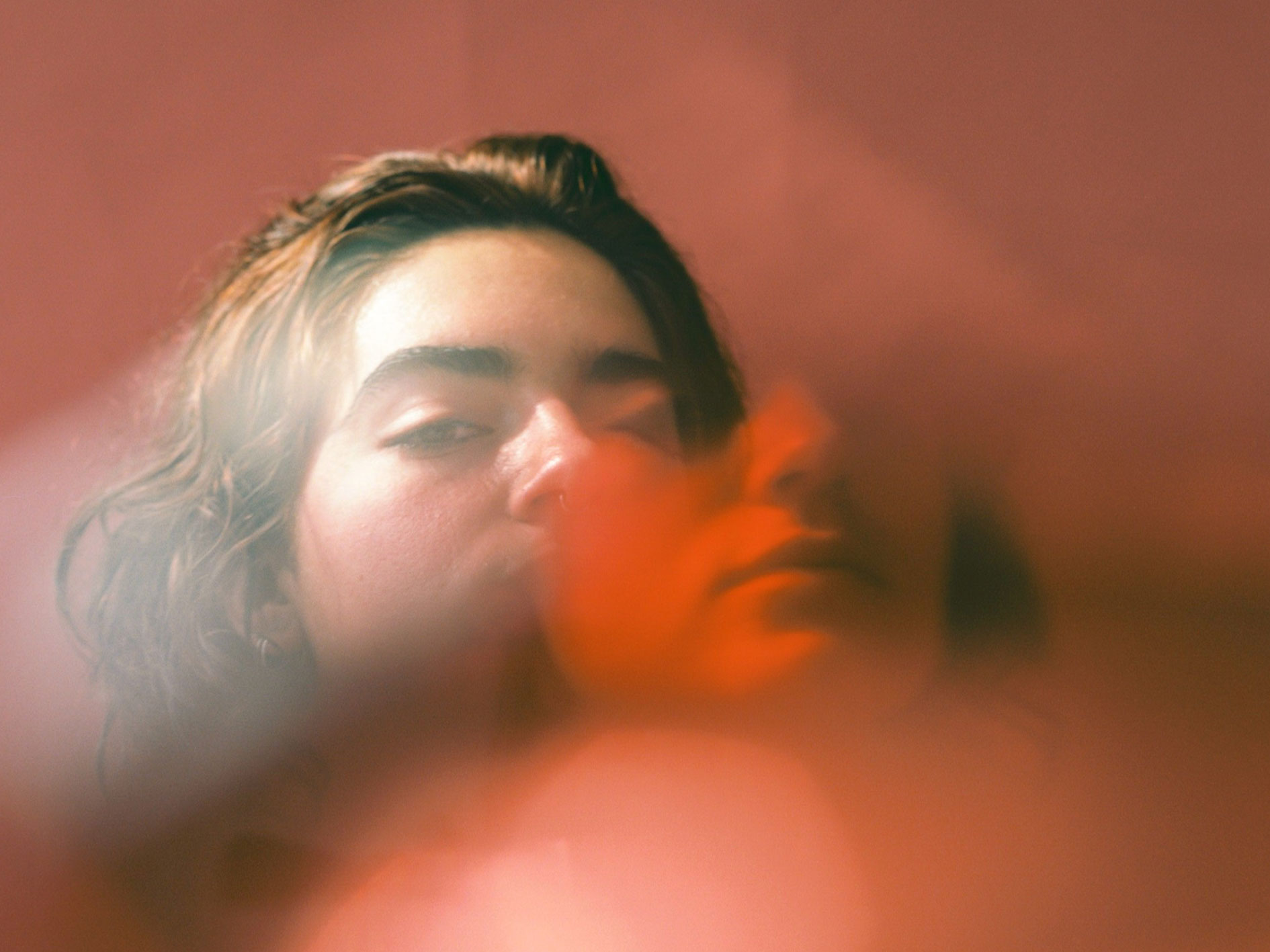 Kora nos roba el corazón con su nuevo single, «en ningún lugar»