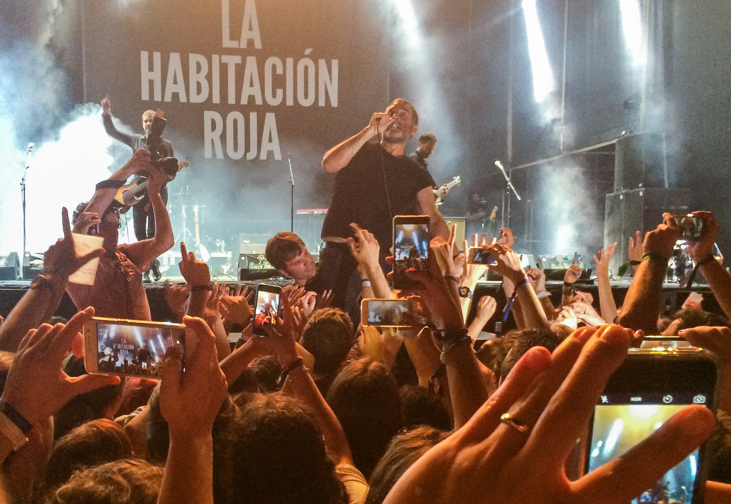 Jorge Martí, vocalista de La Habitación Roja, se desnuda en «Canción de amor definitiva»