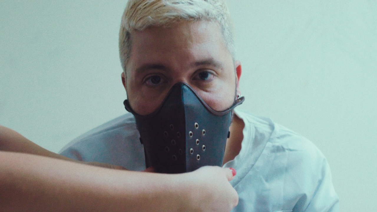 Son Savage nos descubre al artista que se esconde tras su nuevo single de adelanto, «Superglue»