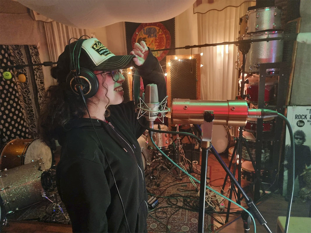 Claudia Pumarega se estrena con su canción, «Pokemon»