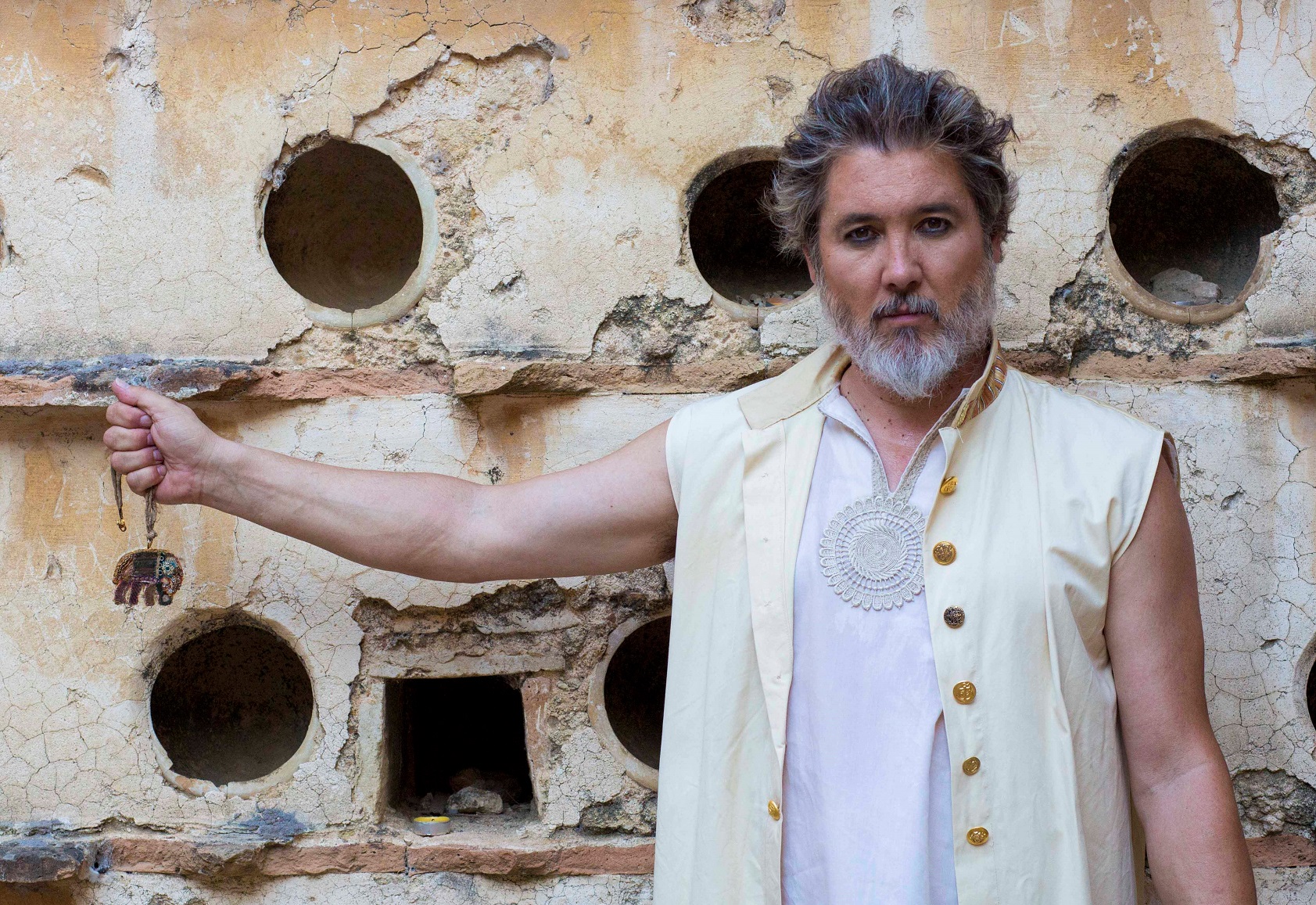 Hugo Toscano resurge y nos enamora con su música
