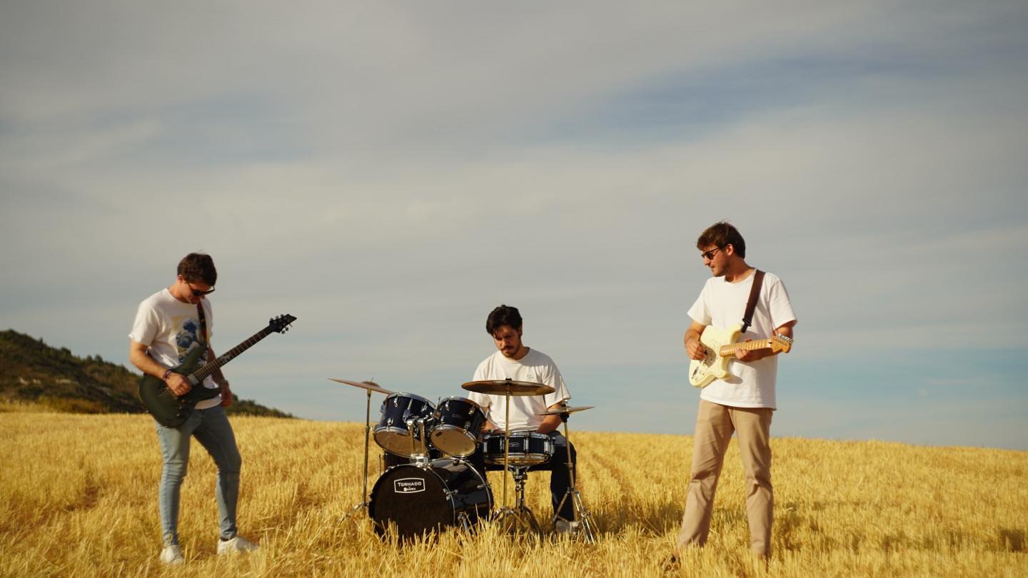 Burdeos firma su regreso con su nuevo álbum «Llévame…»