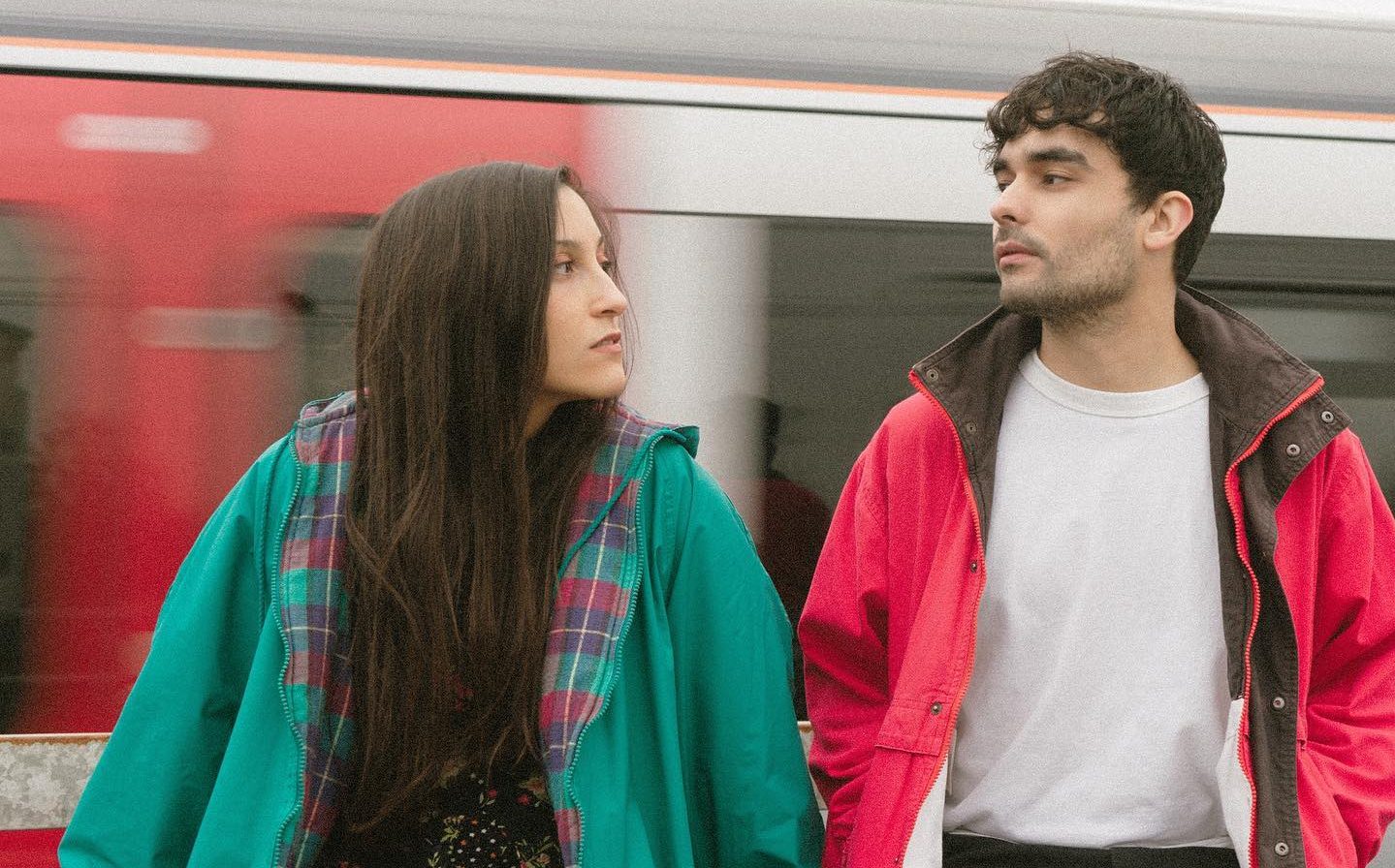 bous nos encandila con su nueva canción, «puertas rojas»