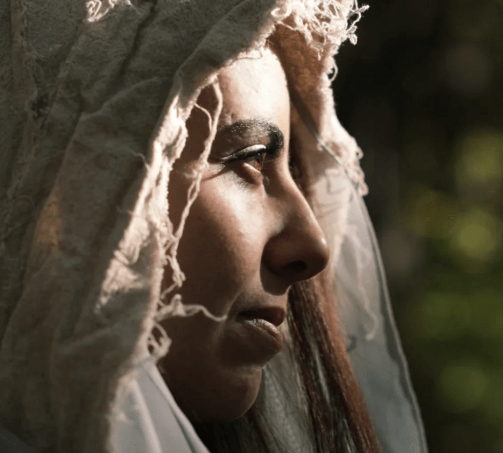 Ivette vuelve a hacer magia con su nueva canción, «Into You»