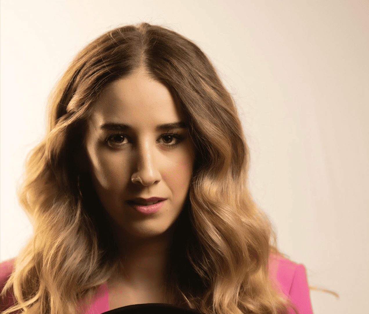 Elena Bella se reafirma con «A la cara»