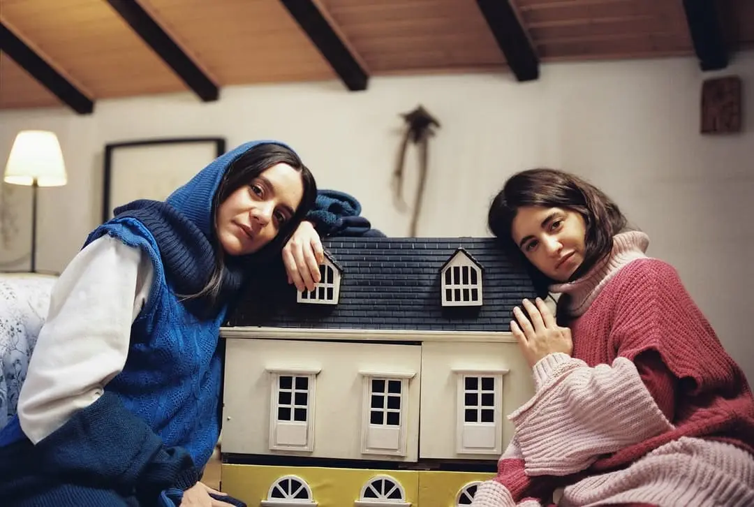 Izaro y Valeria Castro nos enamoran con «Amiguita como tú»