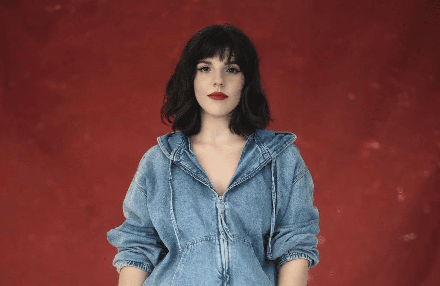 Nina Raku se presenta con «Dos cucarachas»